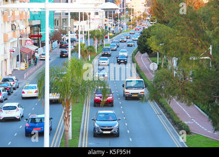 Limassol, Chypre - 20 janvier 2015 : 28 octobre avenue et voie cyclable le long de la côte à Limassol Banque D'Images