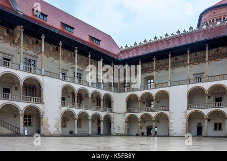 Cracovie, Pologne - juin 2012 : arcades et cour intérieure de Wawel Banque D'Images