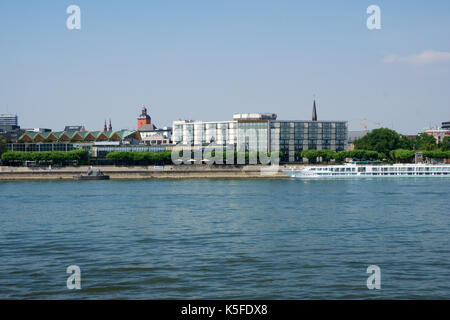 Mainz, Allemagne - May 09th, 2017 : l'hôtel Hilton de luxe à côté du Rhin allemand rhein. vue de l'extérieur de l'autre côté de la rivière. hilton hotels resorts est une chaîne internationale d'hôtels et resorts à service complet de Hilton Worldwide. Banque D'Images