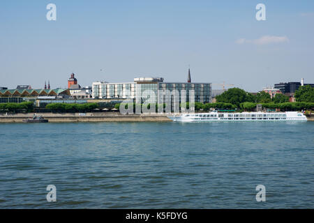 Mainz, Allemagne - May 09th, 2017 : l'hôtel Hilton de luxe à côté du Rhin allemand rhein. vue de l'extérieur de l'autre côté de la rivière. hilton hotels resorts est une chaîne internationale d'hôtels et resorts à service complet de Hilton Worldwide. Banque D'Images