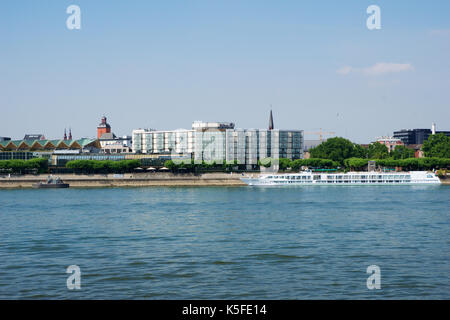 Mainz, Allemagne - May 09th, 2017 : l'hôtel Hilton de luxe à côté du Rhin allemand rhein. vue de l'extérieur de l'autre côté de la rivière. hilton hotels resorts est une chaîne internationale d'hôtels et resorts à service complet de Hilton Worldwide. Banque D'Images