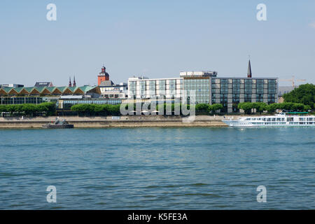 Mainz, Allemagne - May 09th, 2017 : l'hôtel Hilton de luxe à côté du Rhin allemand rhein. vue de l'extérieur de l'autre côté de la rivière. hilton hotels resorts est une chaîne internationale d'hôtels et resorts à service complet de Hilton Worldwide. Banque D'Images