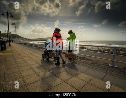 Une famille promenades le long du front de mer à Aberystwyth Mid West Wales Banque D'Images