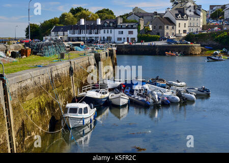 Bateaux colorés dans Roundstone Harbour dans le Connemara, comté de Galway, en République d'Irlande Banque D'Images