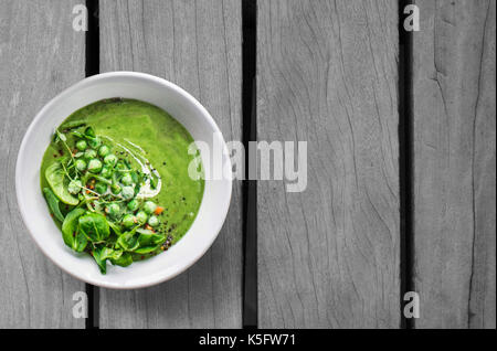 Soupe aux pois sur table en bois Banque D'Images