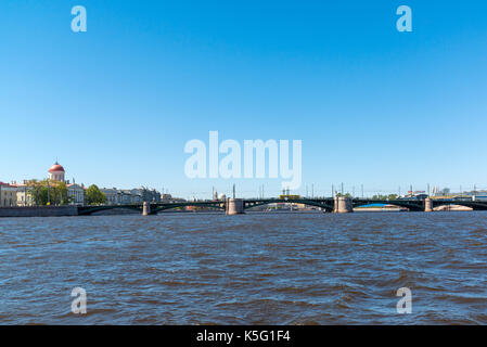 St. Petersburg, Russie - 04 juin. 2017. Vue sur le pont du palais de la rivière Neva Banque D'Images