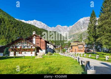 Caractéristique et pittoresque village alpin, l'Italie. macugnaga (staffa), village touristique avec sol en bois et maisons en pierre au pied du Monte Rosa Banque D'Images