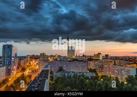 Ciel noir sur le centre-ville de Berlin au coucher du soleil avec la tour de la télévision à l'arrière Banque D'Images