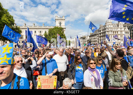 Le centre de Londres, au Royaume-Uni. Sep 9, 2017. Les foules se rassemblent dans la place du Parlement. Des milliers rally en mars pour l'Europe d'exprimer leurs préoccupations au Brexit et manifester contre la manipulation de la UK's sortie de l'Union européenne. La marche progresse de Hyde Park dans le centre de Londres, à Trafalgar Square et se termine à la place du Parlement où les orateurs à la scène. Credit : Imageplotter News et Sports/Alamy Live News Banque D'Images