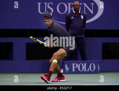 US Open de Tennis : New York, 8 septembre, 2017 - Rafael Nadal de l'Espagne au cours de sa victoire sur l'Argentin Juan Martin del Potro à l'issue de leur match de demi-finale à l'US Open à Flushing Meadows, New York. Banque D'Images