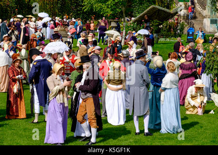 Septembre 2017 9. Les amateurs de Jane Austen dans la région de Regency costume se rassemblent à la parade de Jane Austen à Bath, en Angleterre. La ville de Bath est connue pour son architecture géorgienne et Regency et était la maison de Jane Austen au début des années 1800. Baignoire accueille un festival annuel de Jane Austen, qui attire les visiteurs. La pocession se déplace du Royal Crescent, à travers la ville et se termine dans le défilé des jardins. ©M. Standfast/Alamy Live News Banque D'Images