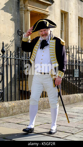 Septembre 2017 9. Les amateurs de Jane Austen dans la région de Regency costume se rassemblent à la parade de Jane Austen à Bath, en Angleterre. La ville de Bath est connue pour son architecture géorgienne et Regency et était la maison de Jane Austen au début des années 1800. Baignoire accueille un festival annuel de Jane Austen, qui attire les visiteurs. La pocession se déplace du Royal Crescent, à travers la ville et se termine dans le défilé des jardins. ©M. Standfast/Alamy Live News Banque D'Images