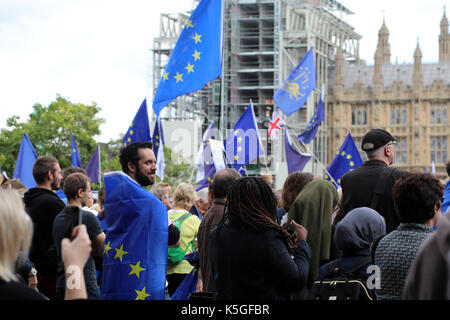 Londres, Royaume-Uni. 9 Septembre, 2017. Un homme enveloppé dans un drapeau de l'UE se tient au Parlement Square Garden à Westminster, dans le centre de Londres, au cours de la Marche pour l'Europe, un rassemblement anti-Brexit, le 9 septembre 2017. Credit : Dominic Dudley/Alamy Live News Banque D'Images