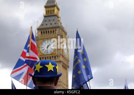 Londres, Royaume-Uni. 9 Septembre, 2017. Un homme portant un chapeau melon avec les stars du drapeau de l'UE se tient au Parlement Square Garden à Westminster, dans le centre de Londres, au cours de la Marche pour l'Europe, un rassemblement anti-Brexit, le 9 septembre 2017. La tour de l'horloge de Big Ben est à l'arrière-plan. Credit : Dominic Dudley/Alamy Live News Banque D'Images