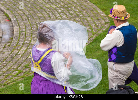 Swanage, Dorset, UK. Sep 9, 2017. Météo France : forte pluie et tonnerre à Swanage. Fleur de Lys Morris dancer sur place pour garder au sec les ponchos. Credit : Carolyn Jenkins/Alamy Live News Banque D'Images