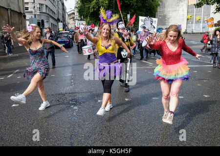 Bristol, Royaume-Uni, le 9 septembre, 2017. Les manifestants danse sont représentés comme ils défilent dans le centre-ville dans une marche de protestation anti-austérité et rallye. La manifestation a été demandé par le maire de bristol marvin rees et a été soutenu par le parti travailliste de Bristol, le parti vert et plus de 30 organisations, dont des syndicats et des groupes communautaires à a exigé que le gouvernement conservateur donne à Bristol et d'autres villes au Royaume-Uni, le financement nécessaire pour les services publics. Banque D'Images