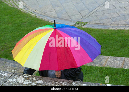 Swanage, Dorset, UK. Sep 9, 2017. Météo France : forte pluie et tonnerre à Swanage. Personne multicolores s'abritant sous un parapluie. Credit : Carolyn Jenkins/Alamy Live News Banque D'Images