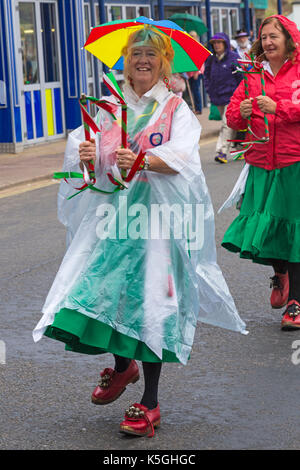 Swanage, Dorset, UK. Sep 9, 2017. Les foules affluent au Festival Folk de Swanage sur le 25e anniversaire pour voir les groupes de danse et musique sur le front de mer. La météo mixte, le soleil et la pluie, n'a pas dissuader leurs esprits. Credit : Carolyn Jenkins/Alamy Live News Banque D'Images