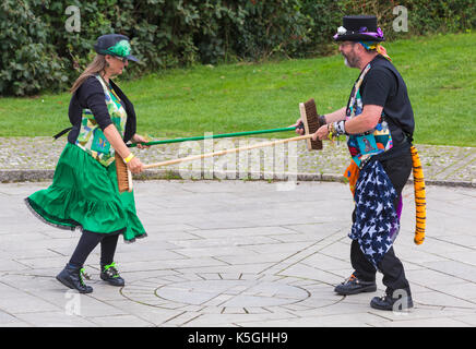 Swanage, Dorset, UK. Sep 9, 2017. Les foules affluent au Festival Folk de Swanage sur le 25e anniversaire pour voir les groupes de danse et musique sur le front de mer. La météo mixte, le soleil et la pluie, n'a pas dissuader leurs esprits. Credit : Carolyn Jenkins/Alamy Live News Banque D'Images