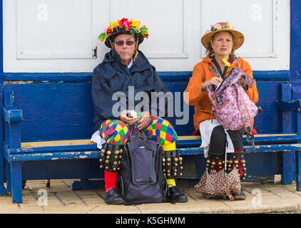 Swanage, Dorset, UK. Sep 9, 2017. Les foules affluent au Festival Folk de Swanage sur le 25e anniversaire pour voir les groupes de danse et musique sur le front de mer. La météo mixte, le soleil et la pluie, n'a pas dissuader leurs esprits. Credit : Carolyn Jenkins/Alamy Live News Banque D'Images