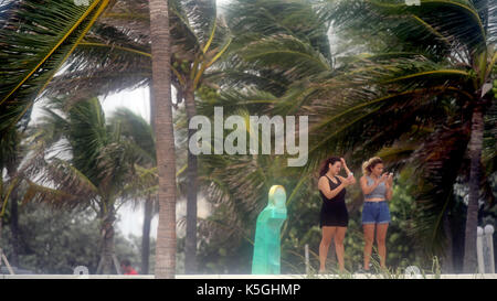 Ft. Lauderdale, FL, USA. Sep 9, 2017. Maria pogo, gauche, et zayra carpio, des amis qui habitent dans la région de plantation, prendre des photos sur la plage de Fort Lauderdale comme l'ouragan irma pousse dans le sud de la Floride le samedi, sept. 9, 2017. carpio a récemment déménagé à la plantation de l'Espagne. amy beth Bennett, Sun Sentinel : crédit-sun sentinel/zuma/Alamy fil live news Banque D'Images