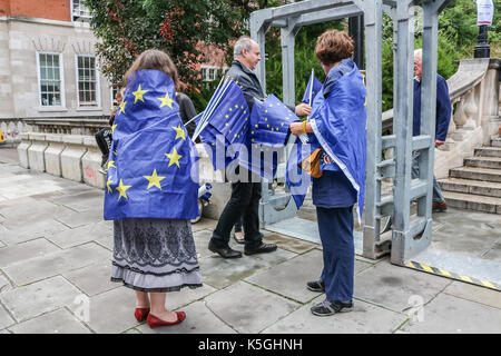 Londres, Royaume-Uni. Sep 9, 2017. L'Union européenne volontaires distribuent des drapeaux pour les membres de l'assistance pour le finale de la nuit dernière à the proms au Royal Albert Hall Crédit : amer ghazzal/Alamy live news Banque D'Images