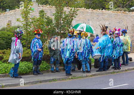 Swanage, Dorset, UK. Sep 9, 2017. Les foules affluent au Festival Folk de Swanage sur le 25e anniversaire pour voir les groupes de danse et musique sur le front de mer. La pluie n'a pas dissuader leurs esprits comme des parasols sont mis en place et des ponchos imperméables mis sur. Morris Dancers, membres de la frontière d'Exmoor Morris. Credit : Carolyn Jenkins/Alamy Live News Banque D'Images