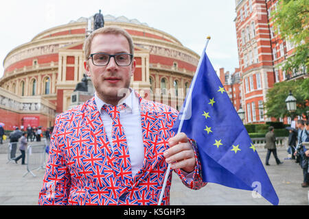 Londres, Royaume-Uni. Sep 9, 2017. L'Union européenne volontaires distribuent des drapeaux pour les membres de l'assistance pour le finale de la nuit dernière à the proms au Royal Albert Hall Crédit : amer ghazzal/Alamy live news Banque D'Images