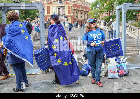 Londres, Royaume-Uni. Sep 9, 2017. L'Union européenne volontaires distribuent des drapeaux pour les membres de l'assistance pour le finale de la nuit dernière à the proms au Royal Albert Hall Crédit : amer ghazzal/Alamy live news Banque D'Images