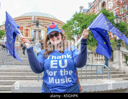 Londres, Royaume-Uni. Sep 9, 2017. L'Union européenne volontaires distribuent des drapeaux pour les membres de l'assistance pour le finale de la nuit dernière à the proms au Royal Albert Hall Crédit : amer ghazzal/Alamy live news Banque D'Images