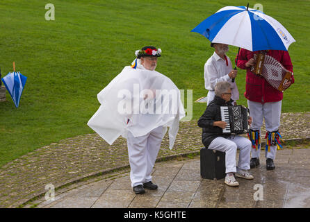 Swanage, Dorset, UK. Sep 9, 2017. Les foules affluent au Festival Folk de Swanage sur le 25e anniversaire pour voir les groupes de danse et musique sur le front de mer. La météo mixte, le soleil et la pluie, n'a pas dissuader leurs esprits. Credit : Carolyn Jenkins/Alamy Live News Banque D'Images