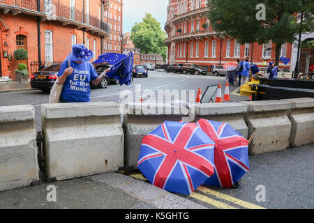 Londres, Royaume-Uni. Sep 9, 2017. L'Union européenne volontaires distribuent des drapeaux pour les membres de l'assistance pour le finale de la nuit dernière à the proms au Royal Albert Hall Crédit : amer ghazzal/Alamy live news Banque D'Images