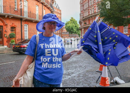 Londres, Royaume-Uni. Sep 9, 2017. L'Union européenne volontaires distribuent des drapeaux pour les membres de l'assistance pour le finale de la nuit dernière à the proms au Royal Albert Hall Crédit : amer ghazzal/Alamy live news Banque D'Images