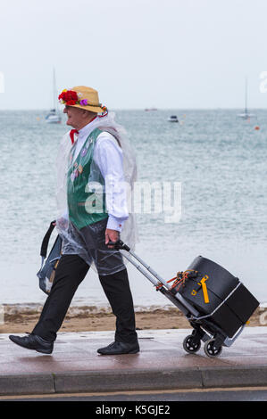 Swanage, Dorset, UK. Sep 9, 2017. Les foules affluent au Festival Folk de Swanage sur le 25e anniversaire pour voir les groupes de danse et musique sur le front de mer. La météo mixte, le soleil et la pluie, n'a pas dissuader leurs esprits. Credit : Carolyn Jenkins/Alamy Live News Banque D'Images