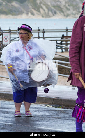 Swanage, Dorset, UK. Sep 9, 2017. Les foules affluent au Festival Folk de Swanage sur le 25e anniversaire pour voir les groupes de danse et musique sur le front de mer. La météo mixte, le soleil et la pluie, n'a pas dissuader leurs esprits. Credit : Carolyn Jenkins/Alamy Live News Banque D'Images