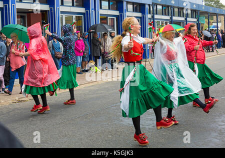 Swanage, Dorset, UK. Sep 9, 2017. Les foules affluent au Festival Folk de Swanage sur le 25e anniversaire pour voir les groupes de danse et musique sur le front de mer. La météo mixte, le soleil et la pluie, n'a pas dissuader leurs esprits. Credit : Carolyn Jenkins/Alamy Live News Banque D'Images