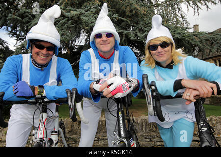 Bourton-on-the-water, UK. Sep 9, 2017. Robert Spoors, Andy Pearson et Ali Pearson habillés comme des Schtroumpfs en regardant étape 7 du Tour de Grande-Bretagne en Bourton-on-the-water, UK. Credit : Carl Hewlett/Alamy Live News. Banque D'Images