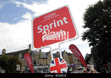 Bourton-on-the-water, UK. Sep 9, 2017. Le sprint de fin de Bourton-on-the-water, UK durant le Tour de Bretagne 2017, étape 7. Credit : Carl Hewlett/Alamy Live News. Banque D'Images