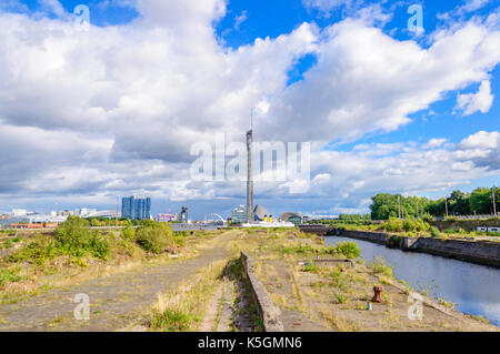 Glasgow, Ecosse, Royaume-Uni. 9 Septembre, 2017. Météo britannique. Docks de Govan construit entre 1869 et 1898 à l'aide de cut basalte a un statut d'édifice. Dans l'arrière-plan est TS Queen Mary amarré à l'entrée du Dock des Princes à côté du Centre des sciences de Glasgow, sur un après-midi ensoleillé, lumineux.Credit : Skully/Alamy Live News Banque D'Images