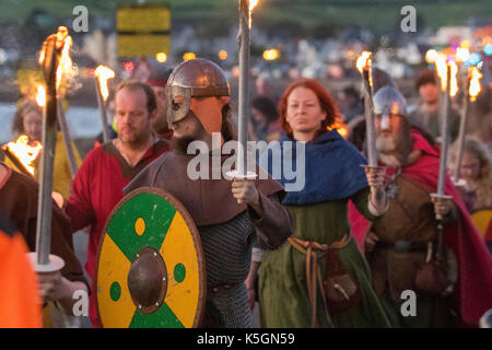 Défilé de flambeaux Vikings à Largs, Écosse, Royaume-Uni. Septembre 2017. La bataille de Largs 02 octobre 1263 une reconstitution d'un festival païen par les épées de Dalriada, 13e siècle, groupe d'histoire vivante. C'était un engagement indécis entre les royaumes de Norvège et d'Écosse, sur le Firth of Clyde près de Largs, en Écosse. Le conflit viking fait partie de l'expédition norvégienne contre l'Écosse en 1263, au cours de laquelle Haakon Haakonarson, roi de Norvège, tente de réaffirmer la souveraineté norvégienne sur la côte ouest de l'Écosse. Banque D'Images