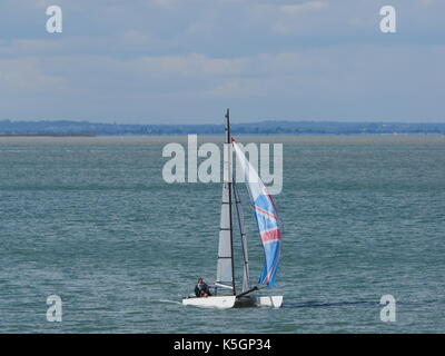 Sheerness, Kent, UK. Sep 9, 2017. Le 59e à l'île de Sheppey Race Tour de l'île. La course a été établi depuis 1959, et est le plus long du Royaume-Uni, canot, annuel et planche à voile catamaran course à quelques 35-40 milles (selon le vent et marée). Le cours est le sens horaire autour de l'île du début et de la fin de l'île de Sheppey Sailing Club, Sheerness. Cette année, 65 bateaux ont participé (114 personnes). Malgré la perspective de mauvais temps, les conditions idéales - soleil et une brise d'ouest force 3-4. Credit : James Bell/Alamy Live News Banque D'Images