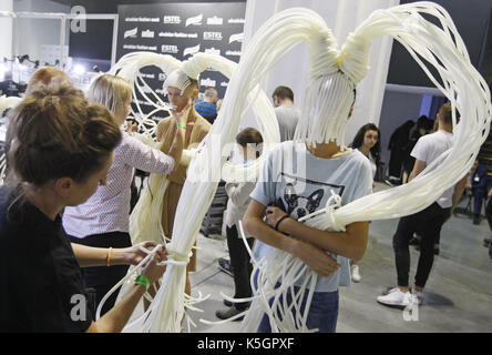 Kiev, Ukraine. Sep 9, 2017. modèles préparer en coulisses, au cours de l'Ukrainian Fashion Week à Kiev, Ukraine, le 09 septembre 2017. l'événement présente des collections de mode 2017/18 par l'ukrainien et designers internationaux du 04 au 09 septembre 2017. crédit : serg glovny/zuma/Alamy fil live news Banque D'Images