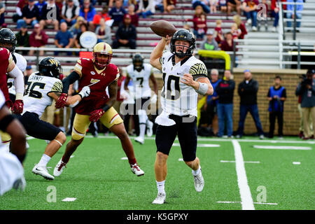 Chestnut Hill, Massachusetts, USA. Sep 9, 2017. Wake Forest Demon diacres quarterback John Wolford (10) passe le ballon au cours de la NCAA Division 1 match de football entre les diacres et Wake Forest Demon Le Boston College Eagles tenue à Alumni Stadium à Chestnut Hill, Massachusetts. Service Forest bat Boston College 34-10. Eric Canha/CSM/Alamy Live News Banque D'Images