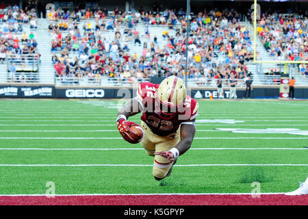 Chestnut Hill, Massachusetts, USA. Sep 9, 2017. Boston College Eagles tournant retour Jon Hilliman (32) plongées dans la zone des buts pour un touché lors de la NCAA Division 1 match de football entre les diacres et Wake Forest Demon Le Boston College Eagles tenue à Alumni Stadium à Chestnut Hill, Massachusetts. Eric Canha/CSM/Alamy Live News Banque D'Images