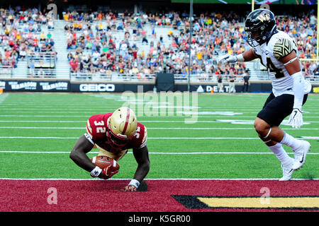 Chestnut Hill, Massachusetts, USA. Sep 9, 2017. Boston College Eagles tournant retour Jon Hilliman (32) plongées dans la zone des buts pour un touché lors de la NCAA Division 1 match de football entre les diacres et Wake Forest Demon Le Boston College Eagles tenue à Alumni Stadium à Chestnut Hill, Massachusetts. Eric Canha/CSM/Alamy Live News Banque D'Images