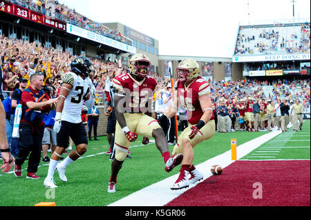 Chestnut Hill, Massachusetts, USA. Sep 9, 2017. Boston College Eagles tournant retour Jon Hilliman (32) réagit à son toucher des roues lors de la NCAA Division 1 match de football entre les diacres et Wake Forest Demon Le Boston College Eagles tenue à Alumni Stadium à Chestnut Hill, Massachusetts. Eric Canha/CSM/Alamy Live News Banque D'Images