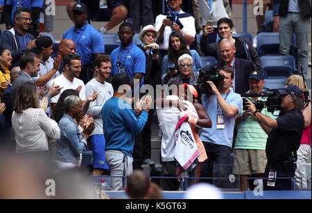 New York, États-Unis. 09Th Sep 2017. US Open de Tennis : New York, 9 septembre 2017 - Sloane Stephens de l'United States embrasse petit ami, joueur de football l'UNICEF demande, après la défaite de son compatriote Stephens American Madison Keys pour capturer son premier US Open féminin Titre Crédit : Adam Stoltman/Alamy Live News Banque D'Images