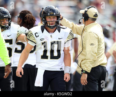 Alumni Stadium. Sep 9, 2017. MA, USA ; service démon Forêt diacres quarterback John Wolford (10) au cours de la NCAA football match entre service démon des forêts les diacres et les Boston College Eagles à Alumni Stadium. Service Forest défait Boston College 34-10. Anthony Nesmith/CSM/Alamy Live News Banque D'Images