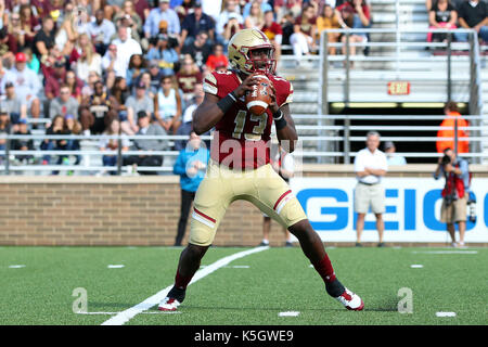 Alumni Stadium. Sep 9, 2017. MA, USA, Boston College Eagles quarterback Anthony Brown (13) se prépare à lancer au cours de la seconde moitié d'un match de football NCAA entre service démon des forêts les diacres et les Boston College Eagles à Alumni Stadium. Service Forest défait Boston College 34-10. Anthony Nesmith/CSM/Alamy Live News Banque D'Images