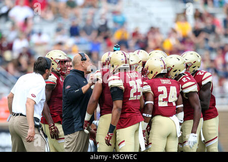 Alumni Stadium. Sep 9, 2017. MA, USA, Boston College Eagles l'entraîneur-chef Steve Addazio avec ses joueurs au cours de la NCAA football match entre service démon des forêts les diacres et les Boston College Eagles à Alumni Stadium. Service Forest défait Boston College 34-10. Anthony Nesmith/CSM/Alamy Live News Banque D'Images